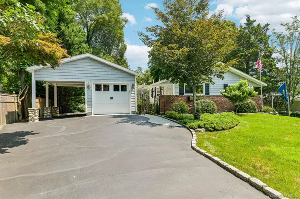 11 Bowman LN, Kings Park, NY 11754
