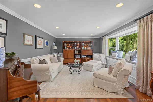 14 Fairway DR, Port Jefferson, NY 11777