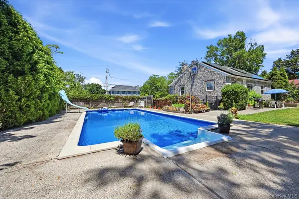 26 Hickory RD, Rocky Point, NY 11778