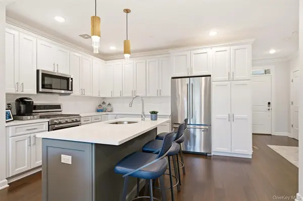 21 Seasons WAY, Dix Hills, NY 11746