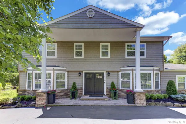 426 Wolf Hill RD, Dix Hills, NY 11746