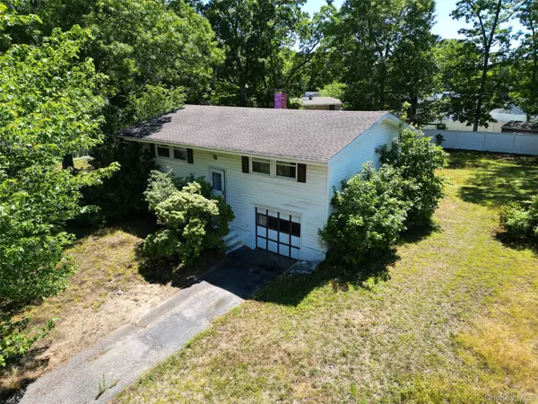 26 Cabin LN, East Setauket, NY 11733