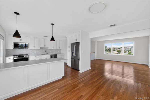89 Ocean AVE #A, Massapequa, NY 11758