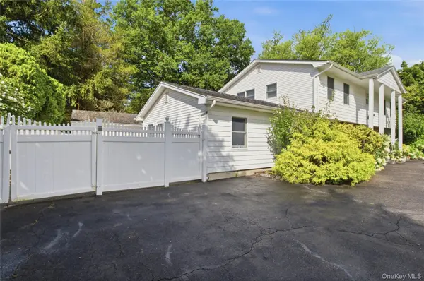 34 MARKWOOD LN, East Northport, NY 11731