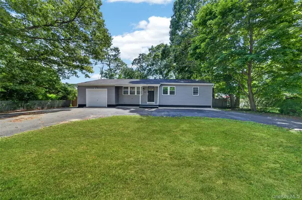 34 Pinetop DR, Shirley, NY 11967