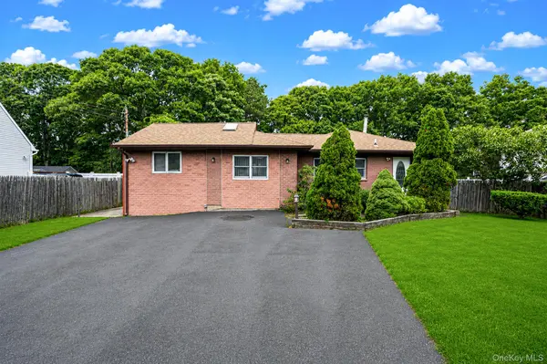 119 Chanel DR, Shirley, NY 11967