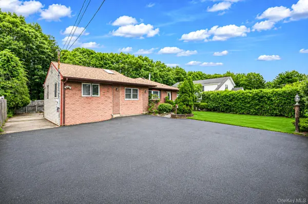 119 Chanel DR, Shirley, NY 11967