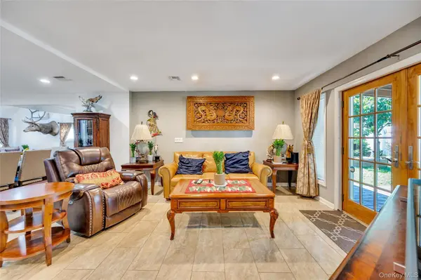26 Picture LN, Hicksville, NY 11801