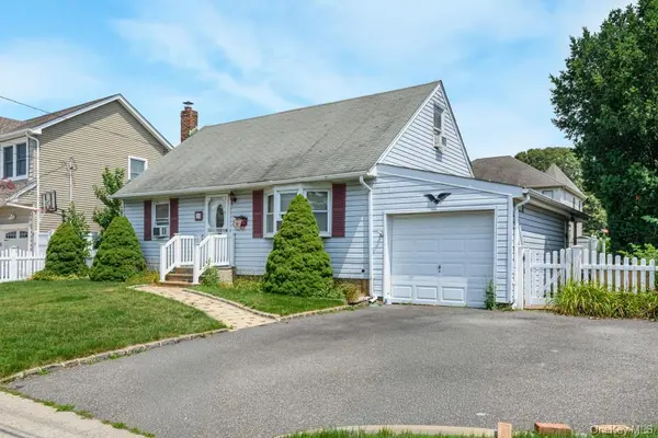 18 Plymouth RD, Massapequa, NY 11758