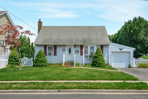 18 Plymouth RD, Massapequa, NY 11758