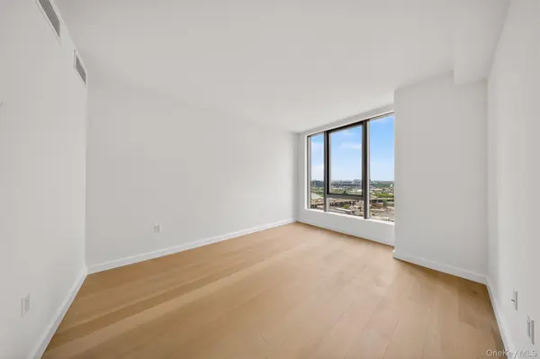 3371 Prince ST #8E, Flushing, NY 11354