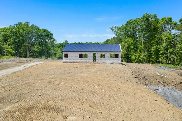 625 Traver RD, Pleasant Valley, NY 12569