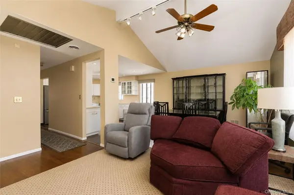 47 Stanley CIR, Staten Island, NY 10308