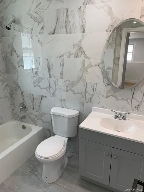 25 Jerome ST #1, Lindenhurst, NY 11757