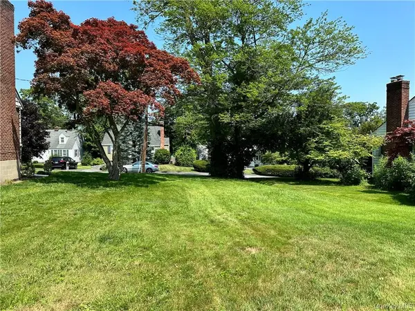 28 1/2 Pilgrim DR, Port Chester, NY 10573