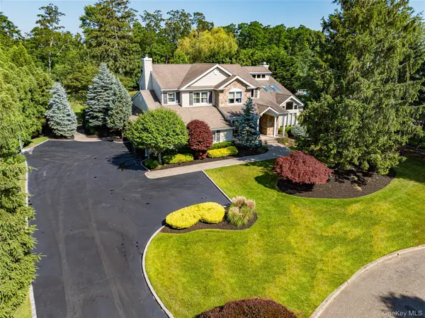 9 Crick Holly LN, East Islip, NY 11730