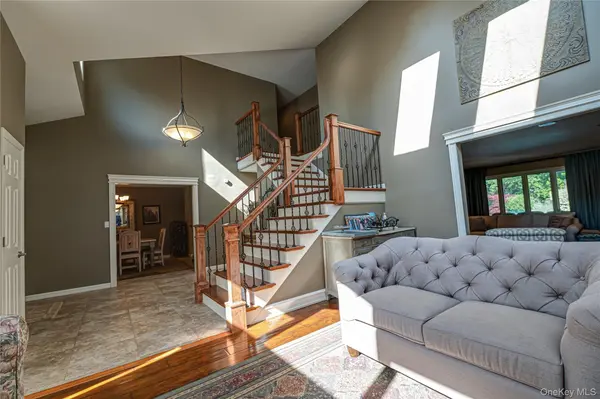9 Crick Holly LN, East Islip, NY 11730