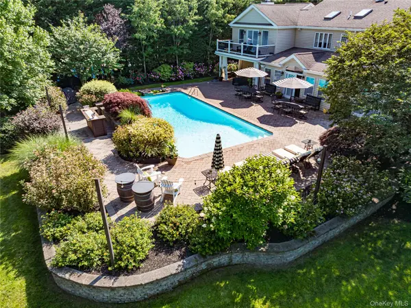 9 Crick Holly LN, East Islip, NY 11730