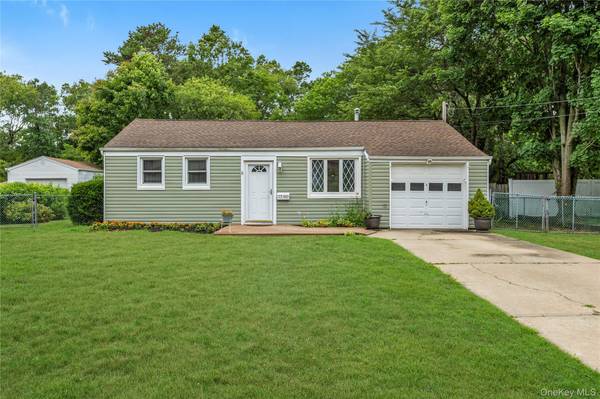 1580 N Gardiner DR, Bay Shore, NY 11706