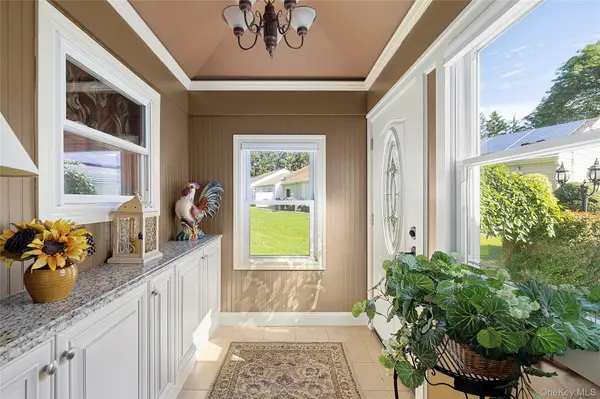 4 Flair WAY, Coram, NY 11727