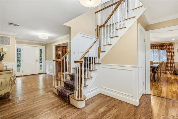 30 Woodland RD, Roslyn, NY 11576