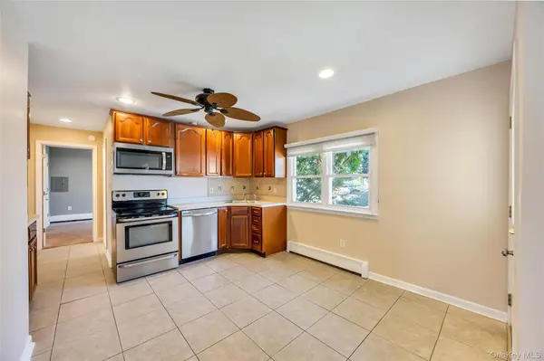 21 Horn LN, Levittown, NY 11756