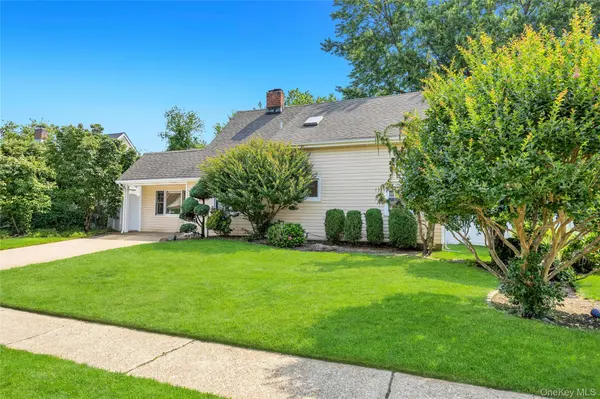 21 Horn LN, Levittown, NY 11756