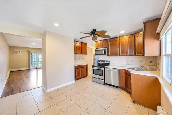21 Horn LN, Levittown, NY 11756