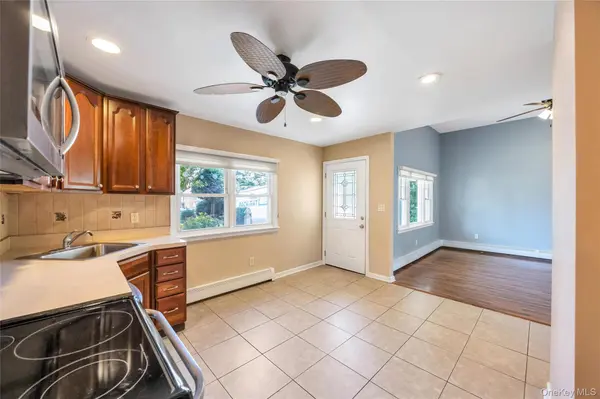 21 Horn LN, Levittown, NY 11756