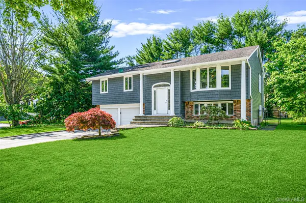 14 Stanley PL, Hauppauge, NY 11788