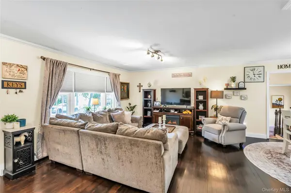 3 Lillian RD, Nesconset, NY 11767