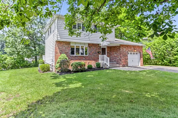 24 Fairview LN, Orangeburg, NY 10962