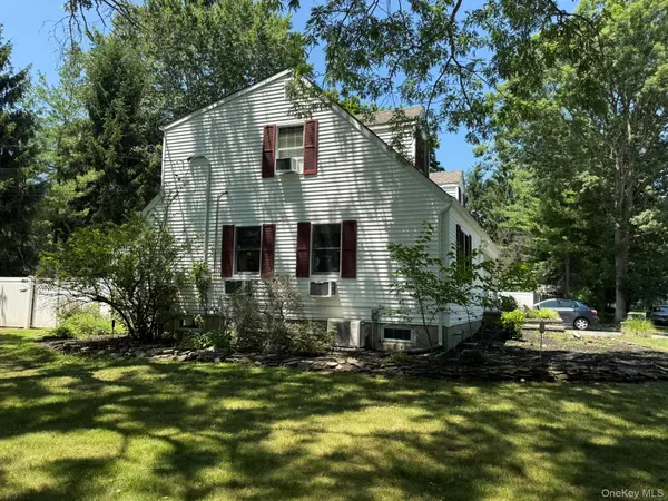 8 Woodbury RD, Farmingville, NY 11738