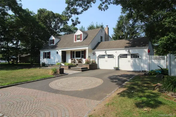 8 Woodbury RD, Farmingville, NY 11738