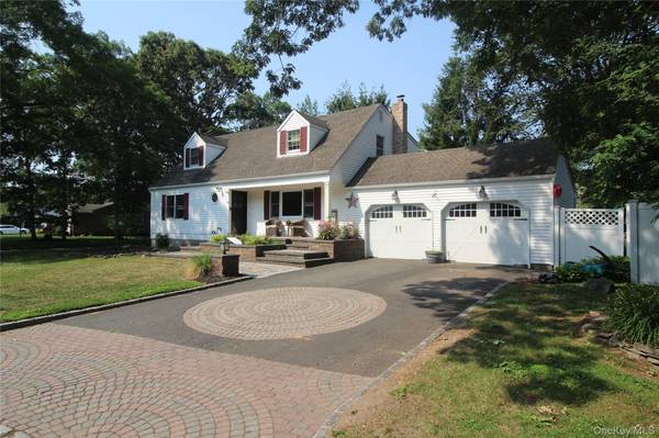 8 Woodbury RD, Farmingville, NY 11738