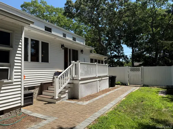8 Woodbury RD, Farmingville, NY 11738