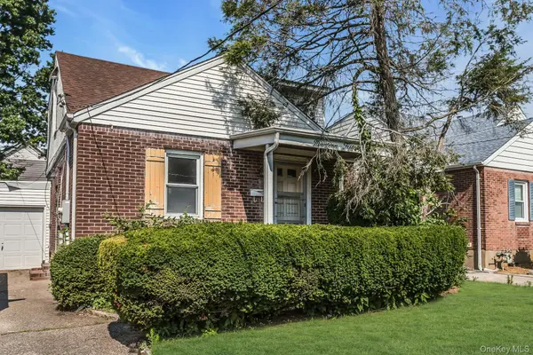 1915 Stewart AVE, New Hyde Park, NY 11040