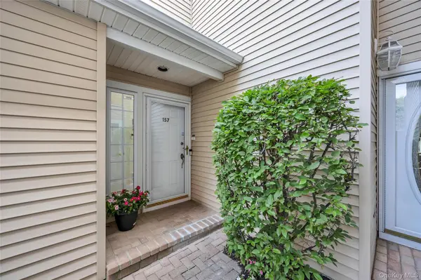 157 Windwatch DR, Hauppauge, NY 11788