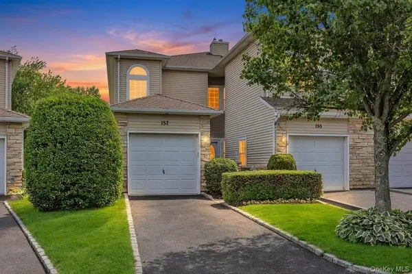 157 Windwatch DR, Hauppauge, NY 11788