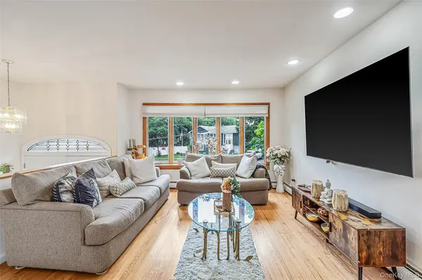 395 N Putnam AVE, Lindenhurst, NY 11757
