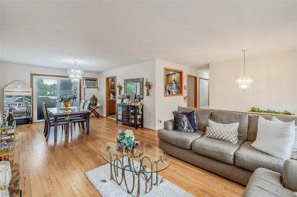 395 N Putnam AVE, Lindenhurst, NY 11757