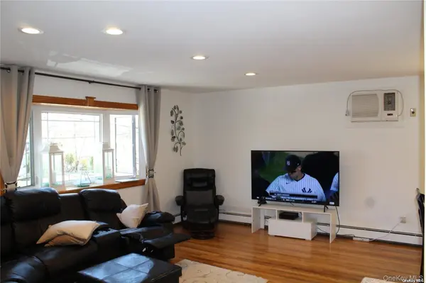 860 Udall RD, West Islip, NY 11795