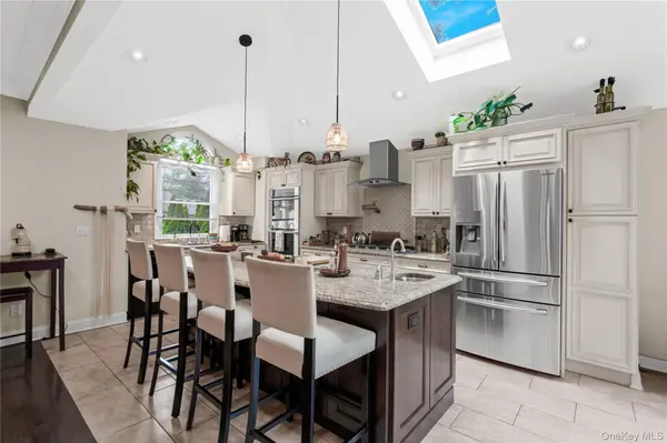 206 N 7th ST, Lindenhurst, NY 11757
