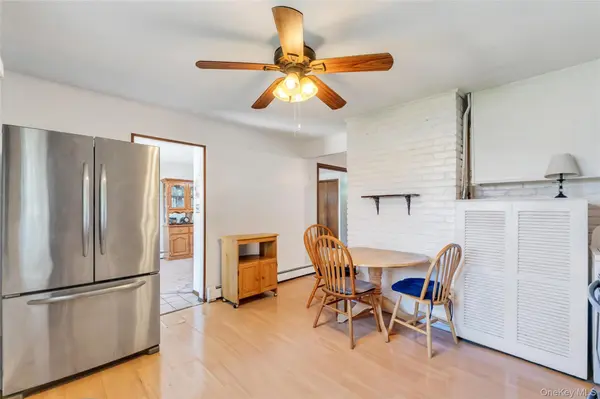 26 Berry LN, Hicksville, NY 11801