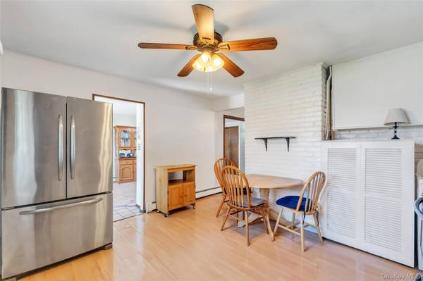 26 Berry LN, Hicksville, NY 11801
