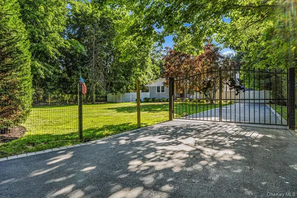 16 Old Stump RD, Brookhaven, NY 11719