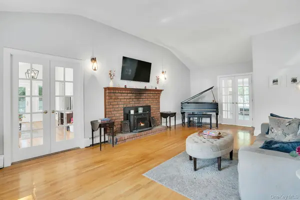 30 Sarina DR, Commack, NY 11725