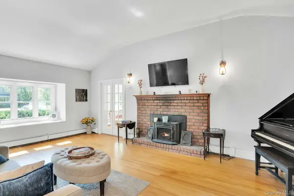 30 Sarina DR, Commack, NY 11725