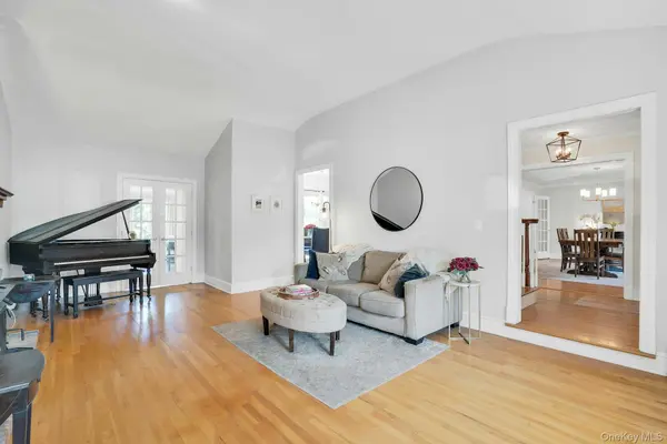 30 Sarina DR, Commack, NY 11725