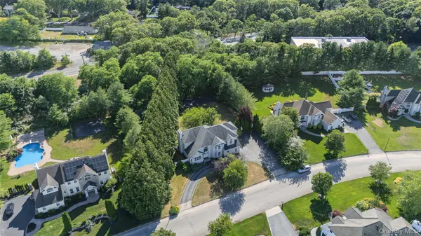 72 Sweetgum LN, Miller Place, NY 11764